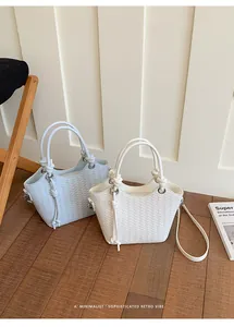 Detaillierte Ansicht minimalistisch geflochtener Beuteltaschen in Weiß und Blau