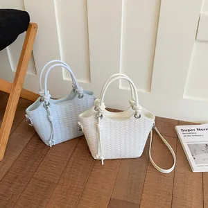Elegantes bolsos de cubo estilo coreano con textura tejida en blanco y azul claro