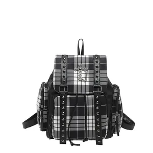 Schicker gotischer Punk-Rucksack mit Karomuster, Nieten und einem silbernen Kreuz-Anhänger