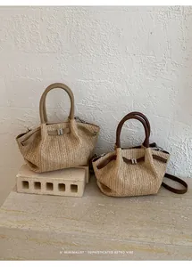 Detalle de bolsos de paja trenzada con elegantes asas de cuero para el verano.