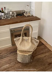 Bolso de paja sobre un tronco de madera rústico en una cocina vintage minimalista