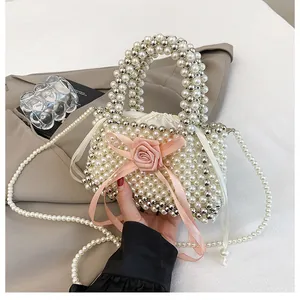 Dettaglio di una borsa a secchiello in perle fatta a mano con decorazione a rosa
