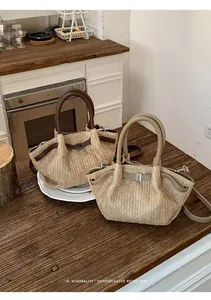 Vista detallada de dos bolsos de paja tejida a mano en tonos marrones y beige claro