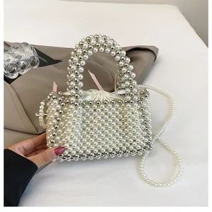 Dettaglio della borsa in perle intrecciata a mano con fodera in seta elegante
