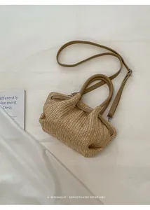 Primer plano de bolso de paja tejido a mano con diseño retro y estilo minimalista