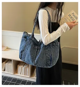Elegante bolso tote de mezclilla azul para mujer mostrado en una escena de estilo de vida.