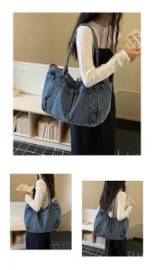 Vistas detalladas de un bolso tote de mezclilla azul informal llevado por una modelo.