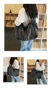 Detalle de estilo de vida de un bolso tote de mezclilla negra lavada de gran capacidad