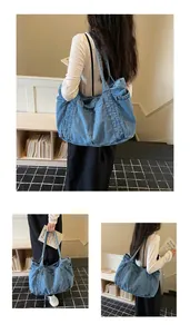 Bolso tote de mezclilla azul para mujer que muestra estilos de transporte en un entorno real