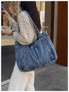 Bolso tote de mezclilla azul de gran capacidad para mujer en un entorno informal