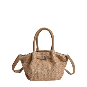Bolso elegante de paja tejida con asas de cuero marrón para un gran estilo de verano