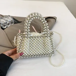 Borsa a secchiello di perle bianche fatta a mano con sacchetto in raso e tracolla di perle