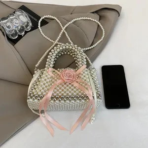 Elegante borsa a mano in perle fatta a mano con nastro di rosa rosa e tracolla lunga