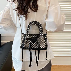 Borsa a secchiello in perline acriliche fatta a mano con nastro rosa nero e perle argento
