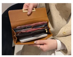 Vista detallada del interior de una billetera larga marrón con ranuras para tarjetas