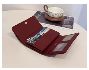 Vista dettagliata dell'interno del portafoglio trifold in pelle bordeaux con tasche