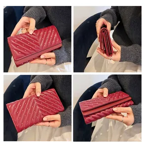 Vista dettagliata di un portafoglio trapuntato rosso con borchie da varie angolazioni.