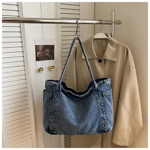 Vista detallada de un bolso tote de mezclilla colgado en un ambiente de estilo minimalista