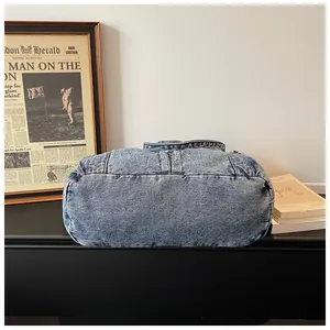 Detalle del fondo del bolso tote de mezclilla lavada a la piedra azul estilo vintage