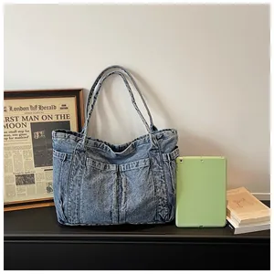 Bolso tote de mezclilla informal retro para estudiantes con libros y tableta de utilería