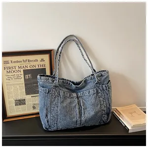 Elegante bolso tote de mezclilla azul con bolsillos en una escena de escritorio