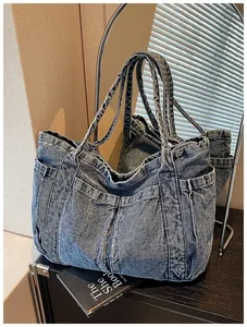Primer plano de un elegante bolso tote de mezclilla con bolsillos en una mesa de madera