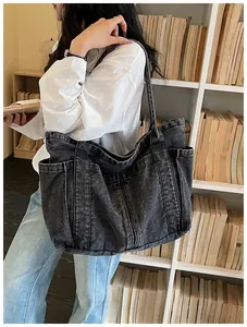 Bolso tote grande de mezclilla negra con bolsillos laterales para escuela o uso diario