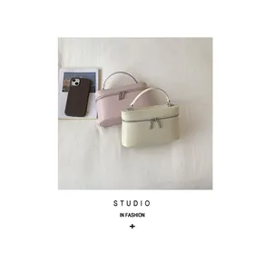 Elegante make-uptassen in de kleuren roze en beige op een schone witte stoffen basis