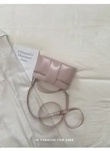 Elegante roze handtas voor dames met handgreep bovenaan en verstelbare schouderriem