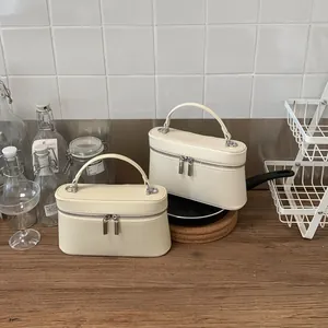 Elegante beige boxvormige handtassen voor dames in een stijlvolle keukenomgeving.