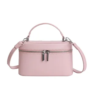Elegante roze doosvormige handtas voor dames met handvat en een verstelbare schouderriem