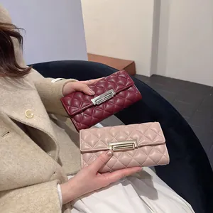 Cartera larga acolchada elegante para mujer con cierre de metal dorado en rojo y rosa.