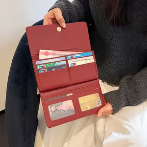 Elegante portafoglio rosso in pelle a tre ante da donna con scomparti per carte