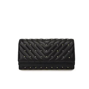 Portafoglio lungo nero con borchie e trapuntatura a chevron per donna elegante