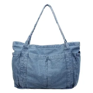 Elegante bolso tote de mezclilla azul con múltiples bolsillos exteriores para estudiantes
