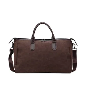 Vue frontale d'un sac de voyage en cuir mat marron foncé avec poignées et bandoulière