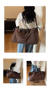 Vues détaillées d'un grand sac de voyage marron imperméable porté par un mannequin en situation