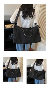 Modèle portant un grand sac de voyage noir imperméable pour déplacements et voyages