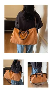 Grand sac de voyage en daim caramel porté par un mannequin sous plusieurs angles