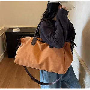 Sac de voyage étanche et tendance porté par une personne dans un intérieur élégant
