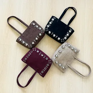 Sac Fourre-tout Vintage en Daim pour Femmes Grande Capacité Sac à Bandoulière Clouté Sac à Main Rétro à Rivets Mode Streetwear