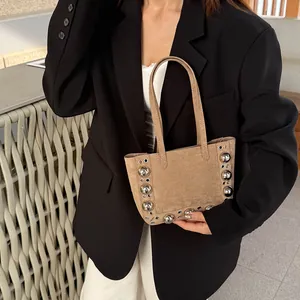 Sac cabas rétro en daim avec gros rivets et poignée supérieure beige