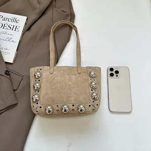 Sac fourre-tout vintage en daim avec gros rivets argentés et grand intérieur