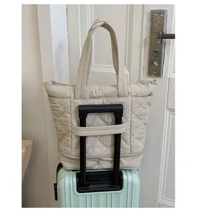 Beigefarbene gesteppte Reisetasche mit praktischer Trolley-Aufsteckfunktion