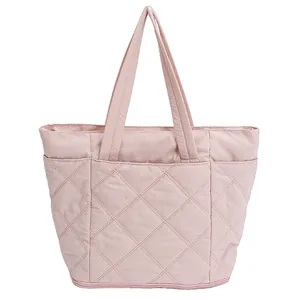 Große gesteppte Tragetasche in Rosa mit Rautenmuster für Damen, ideal zum Reisen.