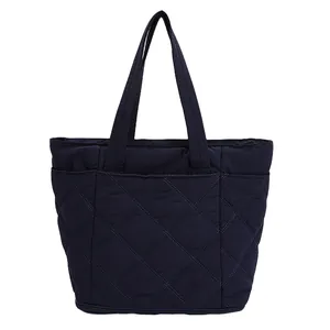 Dunkelblaue Stepptasche mit Rautenmuster und großem Fassungsvermögen für ideale Reisen
