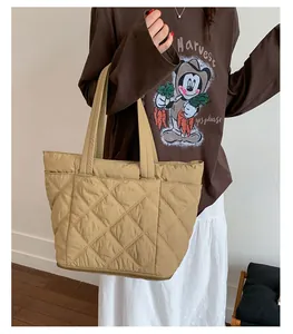Khaki gesteppte Tragetasche mit minimalistischem Design für einen stilvollen Casual-Look