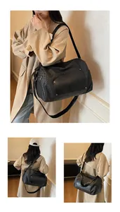 Dettaglio di una borsa da viaggio nera intrecciata su una modella asiatica in 3 viste