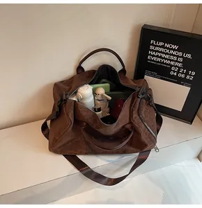 Grande borsa da viaggio leopardata con interno organizzato su una mensola bianca
