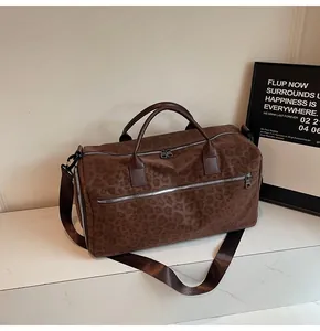 Borsa da viaggio leopardata di grande capacità con tracolla in un ambiente lifestyle